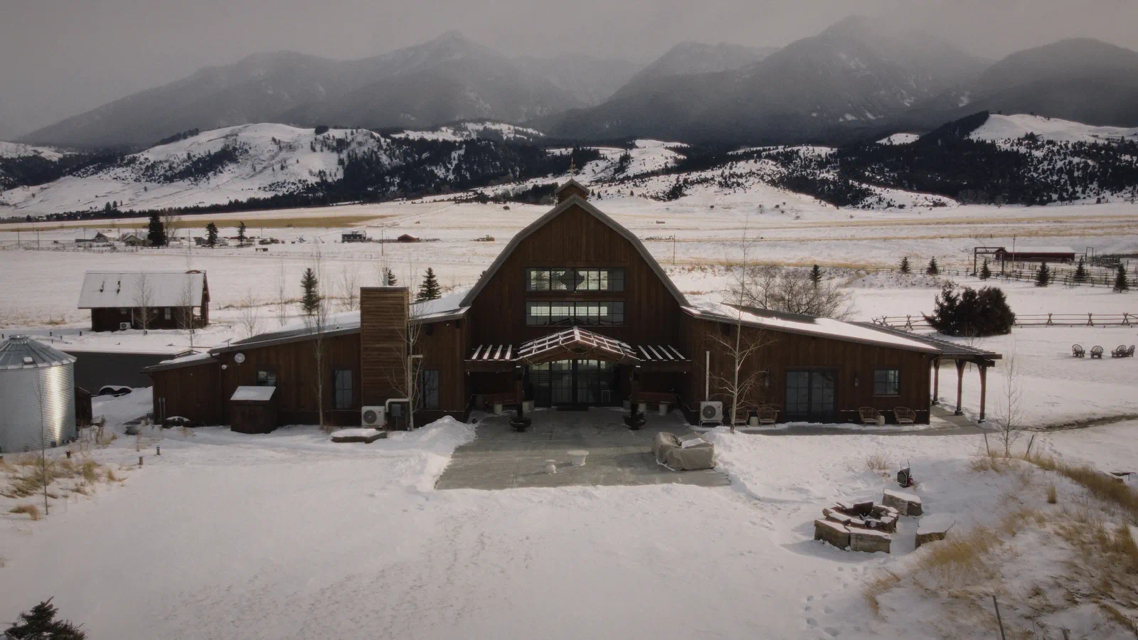 Caitlin & Jacob 25-01-27_01_00_30_07_result Copper Rose Ranch reception barn, Livingston, Montana mountains